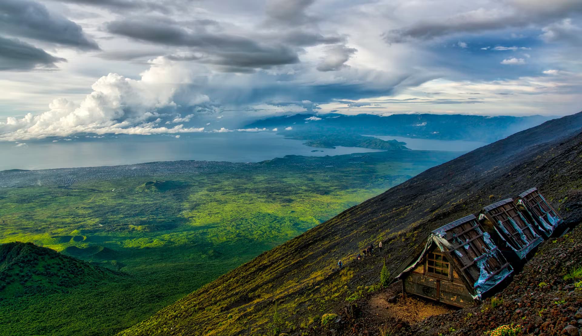 Vue depuis le bord du cratère du volcan Nyiragongo, à environ 3 380 m d'altitude, avec la ville de Goma visible le long du lac Kivu
