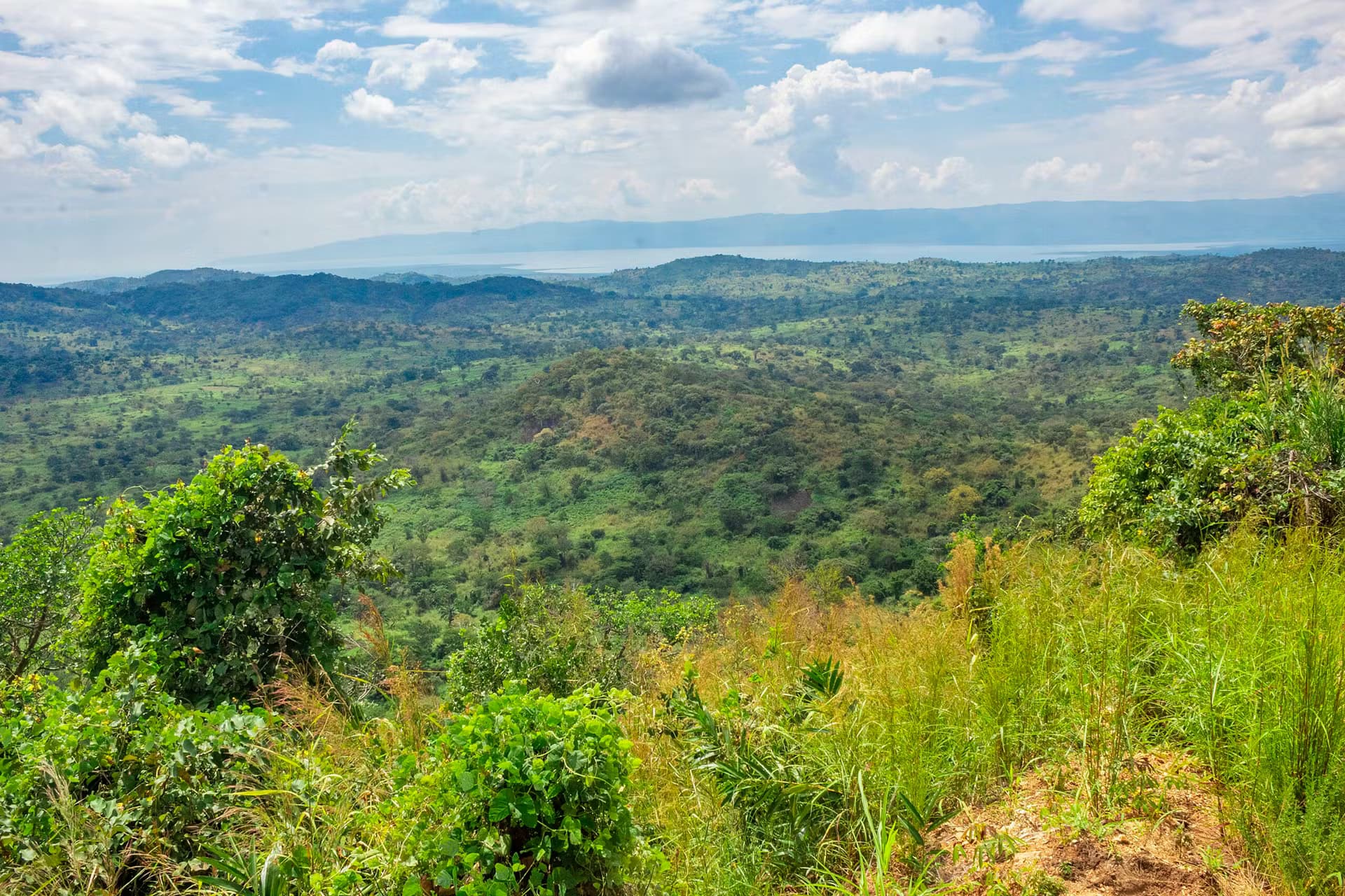 Paysage de Fizi près de Sebele avec le lac Tanganyika et la péninsule d'Ubwari